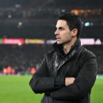 Mikel Arteta sa pozerá.