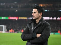 Arsenal môže mať poslednú šancu dokončiť núdzový prestup nevylúčil Mikel Arteta Mikel Arteta sa pozerá.
