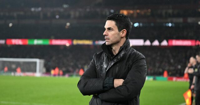 Mikel Arteta sa pozerá.