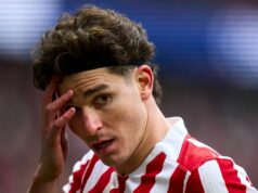 Arsenal narazil na nový problém s Julianom Alvarezom napriek tomu, že je pripravený „rozbiť banku“ DŽDDAH, SAUDSKÁ ARÁBIA - JANUÁR 08: Julian Alvarez z Atlética Madrid sa pozerá počas semifinálového zápasu španielskeho Superpohára medzi Real Madrid a Atletico Madrid na štadióne King Abdullah Sports City Hall 8. januára 2026 v Jeddah v Saudskej Arábii. (Foto: Yasser Bakhsh/Getty Images)