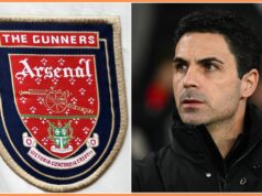 Arsenal navrhol nahradiť Artetu Fabregasom Cesc Fabregas sa prizerá počas zápasu Coma proti AC Miláno