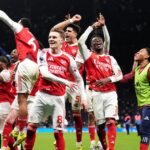 Hráči Arsenalu oslavujú po zápase