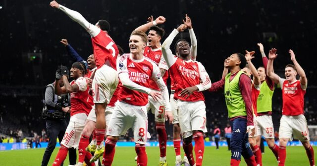 Hráči Arsenalu oslavujú po zápase