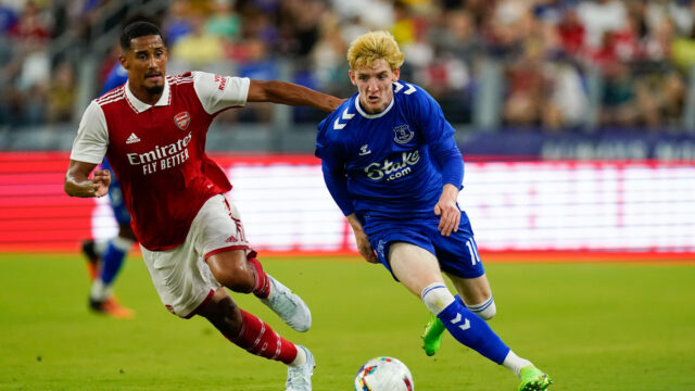 Arsenal poráža Liverpool a Manchester United o jedného z najlepších útočníkov Premier League
