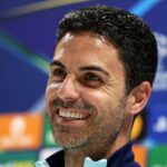 LONDÝN COLNEY, ANGLICKO – 28. APRÍLA: Mikel Arteta, manažér Arsenalu, sa pozerá na to, ako hovorí pre médiá počas tlačovej konferencie pred ich semifinálovým prvým zápasom Ligy majstrov UEFA 2024/25 v Sobha Realty Training Center 28. apríla 2025 v London Colney v Anglicku. (Foto: Alex Davidson/Getty Images)