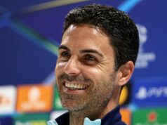 Arsenal potvrdil konečný prestup po uplynutí termínu po neskorom vydaní LONDÝN COLNEY, ANGLICKO – 28. APRÍLA: Mikel Arteta, manažér Arsenalu, sa pozerá na to, ako hovorí pre médiá počas tlačovej konferencie pred ich semifinálovým prvým zápasom Ligy majstrov UEFA 2024/25 v Sobha Realty Training Center 28. apríla 2025 v London Colney v Anglicku. (Foto: Alex Davidson/Getty Images)