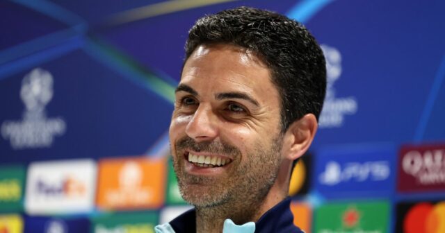 LONDÝN COLNEY, ANGLICKO – 28. APRÍLA: Mikel Arteta, manažér Arsenalu, sa pozerá na to, ako hovorí pre médiá počas tlačovej konferencie pred ich semifinálovým prvým zápasom Ligy majstrov UEFA 2024/25 v Sobha Realty Training Center 28. apríla 2025 v London Colney v Anglicku. (Foto: Alex Davidson/Getty Images)