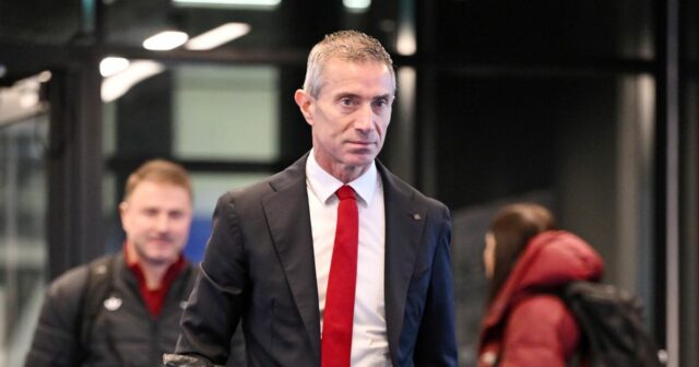 Andrea Berta, športový riaditeľ Arsenalu, prichádza na štadión pred zápasom Premier League medzi Evertonom a Arsenalom na štadióne Hill Dickinson 20. decembra 2025 v Liverpoole v Anglicku.