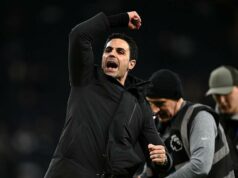 Arsenal prešiel derby skúškou nervov, keďže sa zdá, že súboj o titul bude na spadnutie Jubilujúci manažér Arsenalu Mikel Arteta oslavuje pred svojimi priaznivcami po víťazstve v derby v severnom Londýne na ihrisku Tottenhamu Hotspur.