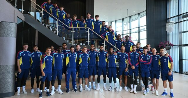 Arsenal očakával, že bude mať len veľmi málo zo svojho hlavného kádra pripraveného na typickú predsezónnu sezónu kvôli účasti na majstrovstvách sveta, čo spôsobilo veľké prehodnotenie