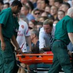 Bacary Sagna sa lieči počas severolondýnskeho derby v októbri 2011