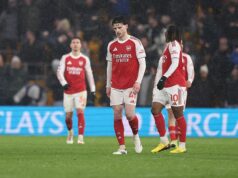 Arsenal sa posmieval brutálnym skandovaním, keď návrat Wolves zanecháva veľké pochybnosti o titule Arsenal vyzerá skľúčene po záverečnom hvizde proti Wolves v Molineux