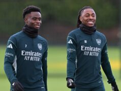 Arsenal sa zapotil kvôli obavám zo zranenia Bukaya Saka, keď Mikel Arteta pripravuje vyhlásenie o pretekoch o titul Bukayo Saka a Eberechi Eze z Arsenalu počas tréningu v Sobha Realty Training Center 30. januára 2026 v London Colney, Anglicko