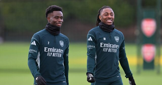 Bukayo Saka a Eberechi Eze z Arsenalu počas tréningu v Sobha Realty Training Center 30. januára 2026 v London Colney, Anglicko