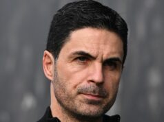 Arsenal stále môže dokončiť jeden neskorý podpis vďaka pravidlu Premier League, ako bolo zverejnené Oxlade-Chamberlain sa na tréningu usmieva