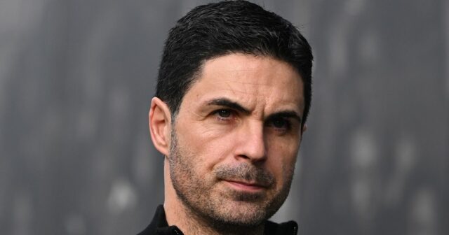 Arsenal stále môže dokončiť jeden neskorý podpis vďaka pravidlu Premier Oxlade-Chamberlain sa na tréningu usmieva