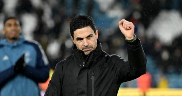 LEEDS, ANGLICKO - 31. JANUÁRA: Mikel Arteta, manažér Arsenalu, vyjadruje fanúšikom uznanie po víťazstve tímu počas zápasu Premier League medzi Leeds United a Arsenalom na Elland Road 31. januára 2026 v anglickom Leedse. (Foto: Stuart MacFarlane/Arsenal FC cez Getty Images)