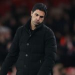 Mikel Arteta, manažér Arsenalu, reaguje počas zápasu štvrtého kola Carabao Cupu medzi Arsenalom a Brighton & Hove Albion
