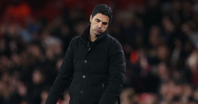 Mikel Arteta, manažér Arsenalu, reaguje počas zápasu štvrtého kola Carabao Cupu medzi Arsenalom a Brighton & Hove Albion