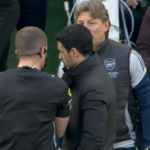 Arsenal vs Tottenham sa zastavil, pretože Gary Neville má „absolútny chaos“