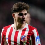 Argentínsky útočník č. 19 Julian Alvarez (C) oslavuje strelenie štvrtého gólu svojho tímu počas semifinálového futbalového zápasu španielskeho Copa del Rey (Kráľovský pohár) medzi klubmi Atletico de Madrid a FC Barcelona na štadióne Metropolitano v Madride 12. februára 2026. (Foto: Oscar DEL POZO/AFP) cez