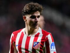 Arsenal vydal varovanie o prestupe Juliana Alvareza, keď súperi potvrdili plán Argentínsky útočník č. 19 Julian Alvarez (C) oslavuje strelenie štvrtého gólu svojho tímu počas semifinálového futbalového zápasu španielskeho Copa del Rey (Kráľovský pohár) medzi klubmi Atletico de Madrid a FC Barcelona na štadióne Metropolitano v Madride 12. februára 2026. (Foto: Oscar DEL POZO/AFP) cez