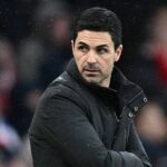 Mikel Arteta sa pozerá