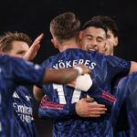 Viktor Gyoekeres z Arsenalu oslavuje strelenie tretieho gólu svojho tímu so spoluhráčmi Martinom Odegaardom a Gabrielom Martinellim počas zápasu Premier League medzi Leeds United a Arsenalom na Elland Road 31. januára 2026 v anglickom Leedse.