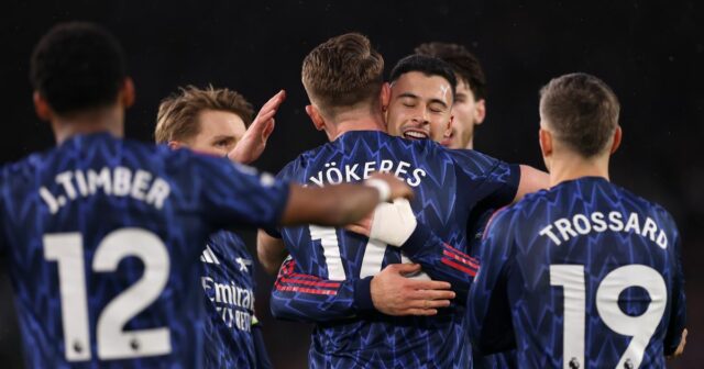 Arsenal získal masívnu podporu titulu Premier League po tom, čo Viktor Gyoekeres z Arsenalu oslavuje strelenie tretieho gólu svojho tímu so spoluhráčmi Martinom Odegaardom a Gabrielom Martinellim počas zápasu Premier League medzi Leeds United a Arsenalom na Elland Road 31. januára 2026 v anglickom Leedse.