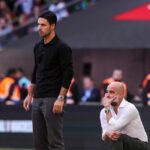 Hlavní tréneri Pep Guardiola z Manchestru City s Mikelom Artetom z Arsenalu počas zápasu The FA Community Shield medzi Manchestrom City proti Arsenalu na štadióne Wembley 6. augusta 2023 v Londýne, Anglicko
