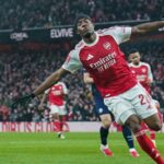 Arsenal zostáva na ceste k statusu Quad God po tom, čo sa vyhol nákladnému pádu