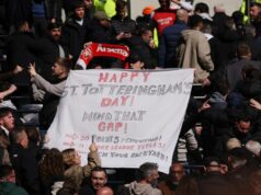 Arsenalu je Deň St Totteringham jasný, keďže sa objaví rekordný víkend s Chelsea Fanúšikovia Arsenalu držia pred fanúšikmi Tottenhamu transparent s nápisom Happy St. Totteringham's Day