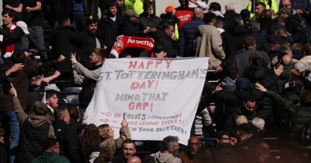 Arsenalu je Deň St Totteringham jasný, keďže sa objaví rekordný Fanúšikovia Arsenalu držia pred fanúšikmi Tottenhamu transparent s nápisom Happy St. Totteringham's Day