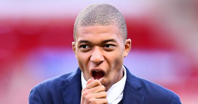 Arsenalu sa nepodarilo získať Kyliana Mbappeho napriek tajnému prestupovému stretnutiu Francúzsky útočník Monaka Kylian Mbappe kráča po ihrisku pred začiatkom semifinálového zápasu Ligy majstrov UEFA v prvom zápase futbalového zápasu Monako vs Juventus na štadióne Stade Louis II.