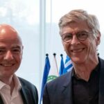 Arsene Wenger vzdáva hold prezidentovi FIFA Giannimu Infantinovi