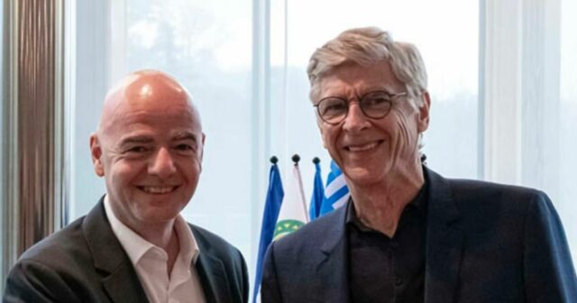 Arsene Wenger vzdáva hold prezidentovi FIFA Giannimu Infantinovi
