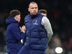 Asistent Thomasa Franka John Heitinga odišiel z Tottenhamu napriek tomu, že ho klub prosil, aby zostal – po 32-dňovom pôsobení v severnom Londýne John Heitinga opustil Tottenham z vlastnej vôle, namiesto toho, aby bol prepustený, povedal jeho agent