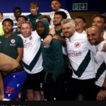 Asistent čítania Richard Bone (druhý zľava) dostal v auguste zákaz na šesť zápasov za urážlivé výrazy voči rozhodcovi.