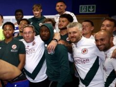 Asistent čítania dostal trest odňatia slobody na 6 zápasov: Obvinenie FA odhaľuje šokujúce oplzlé nadávky údajne namierené proti rozhodcovi Asistent čítania Richard Bone (druhý zľava) dostal v auguste zákaz na šesť zápasov za urážlivé výrazy voči rozhodcovi.