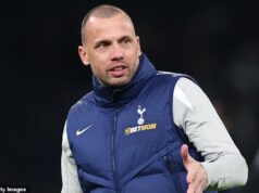 Asistent trénera Tottenhamu odchádza už po 32 DŇOCH – v PRVÝ DEŇ na čele nového šéfa Igora Tudora John Heitinga opustil svoju úlohu asistenta trénera Tottenhamu už po 32 dňoch