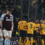 Aston Villa daruje CL odklad Liverpoolu a Chelsea ako Wolves trestajú šambolské prejavy