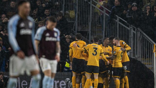 Aston Villa daruje CL odklad Liverpoolu a Chelsea ako Wolves trestajú šambolské prejavy
