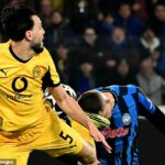 Atalanta bola nariadená neskorá penalta po tom, čo sa kopačka obrancu Dortmundu Ramyho Bensebainiho spojila s tvárou Nikolu Krstoviča.