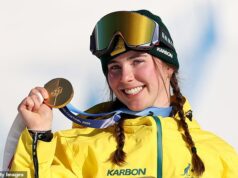 Austrálska hviezda Josie Baff zaútočila domov, aby vo finále ženského snoubordcrossu chytila ZLATO – no krajan Scotty James trpí zlomeným srdcom po tom, čo skončil striebro v mužskej U-rampa Josie Baffová zdvojnásobila zisk austrálskej zlatej medaily na zimných olympijských hrách po tom, čo sa prebojovala k úžasnému víťazstvu v ženskom snoubordkrose v Miláne-Cortine.