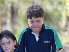 Austrálsky chlapec pláva celé hodiny v rozbúrenom mori, aby zachránil svoju rodinu | Newsfeed Austrálsky chlapec pláva celé hodiny v rozbúrenom mori, aby zachránil svoju rodinu | Newsfeed