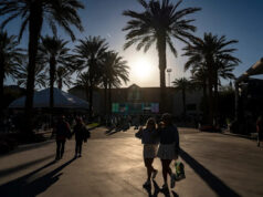 BNP Paribas Open bude mať hudobnú festivalovú atmosféru, ktorá rozšíri príťažlivosť Tenisoví fanúšikovia sa prechádzajú po areáli mimo štadióna 1 počas druhého kola turnaja BNP Paribas Open v Indian Wells v Kalifornii, v sobotu 8. marca 2025.