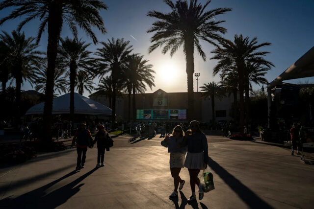 Tenisoví fanúšikovia sa prechádzajú po areáli mimo štadióna 1 počas druhého kola turnaja BNP Paribas Open v Indian Wells v Kalifornii, v sobotu 8. marca 2025.