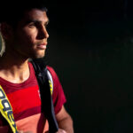 Carlos Alcaraz čaká na vyhlásenie svojho semifinálového zápasu proti Jackovi Draperovi na turnaji BNP Paribas Open v Indian Wells, Kalifornia, v sobotu 15. marca 2025.