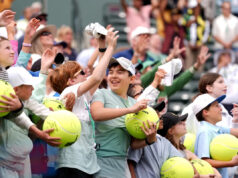 BNP Paribas Open v Indian Wells 2026 – vstupenky, parkovanie, jedlo a ďalšie Tenisový fanúšik mávne rukou v nádeji na podpísanú loptičku od Madison Keys na štadióne 1 na turnaji BNP Paribas Open v Indian Wells v Kalifornii v stredu 12. marca 2025.