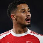 William Saliba počas zápasu Arsenalu
